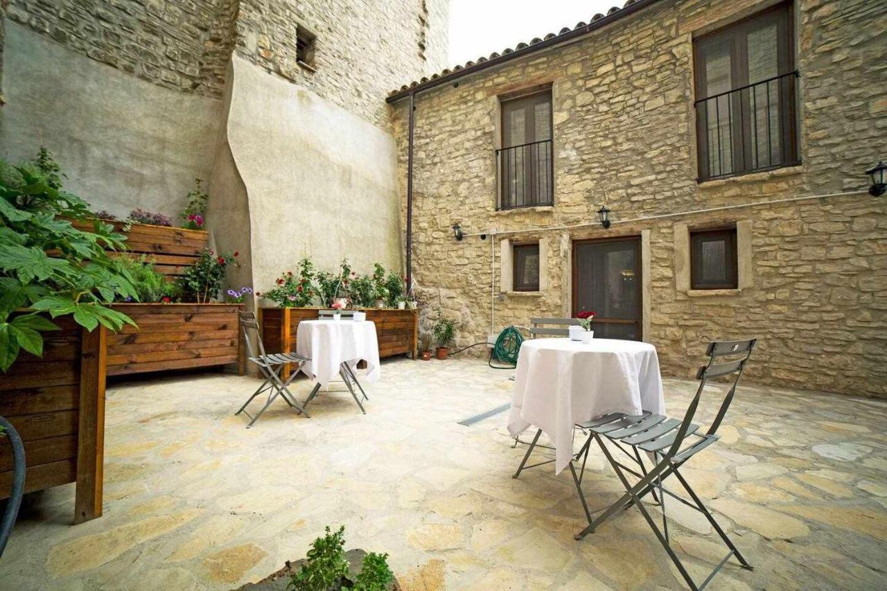 El Forn De Freixenet Con Servicios De Un Hotel Lleida Bagian luar foto