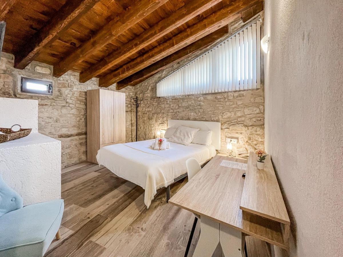 El Forn De Freixenet Con Servicios De Un Hotel Lleida Bagian luar foto