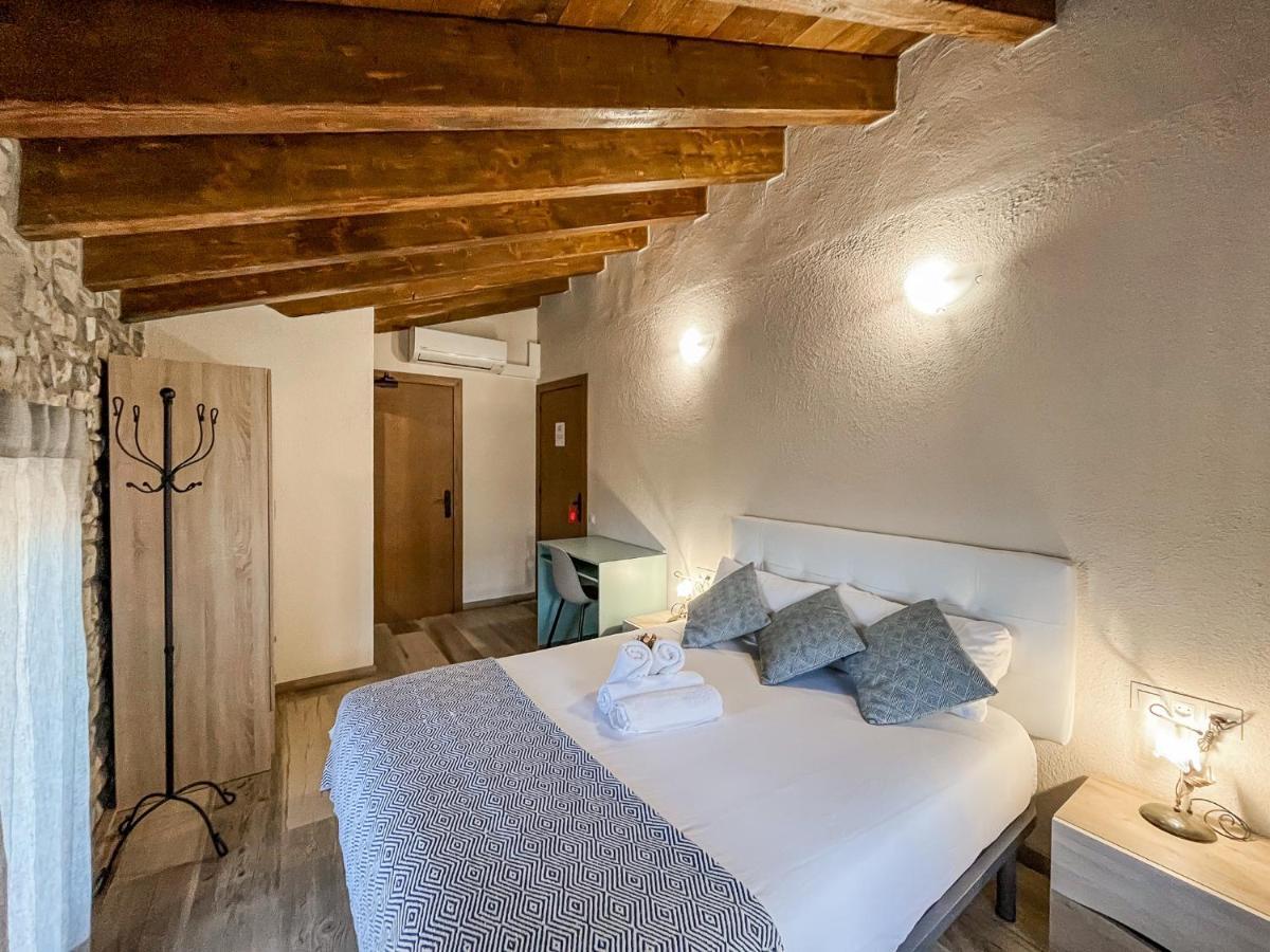El Forn De Freixenet Con Servicios De Un Hotel Lleida Bagian luar foto