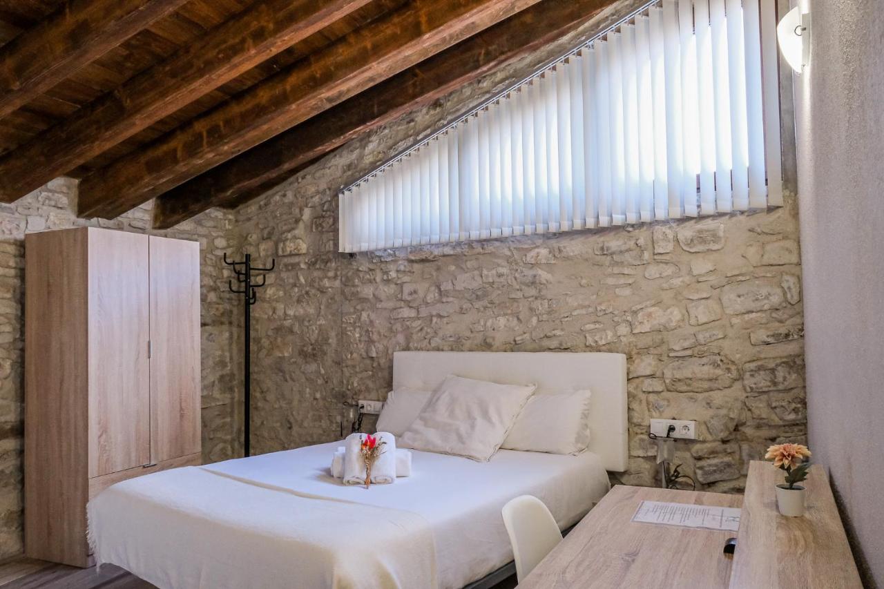 El Forn De Freixenet Con Servicios De Un Hotel Lleida Bagian luar foto
