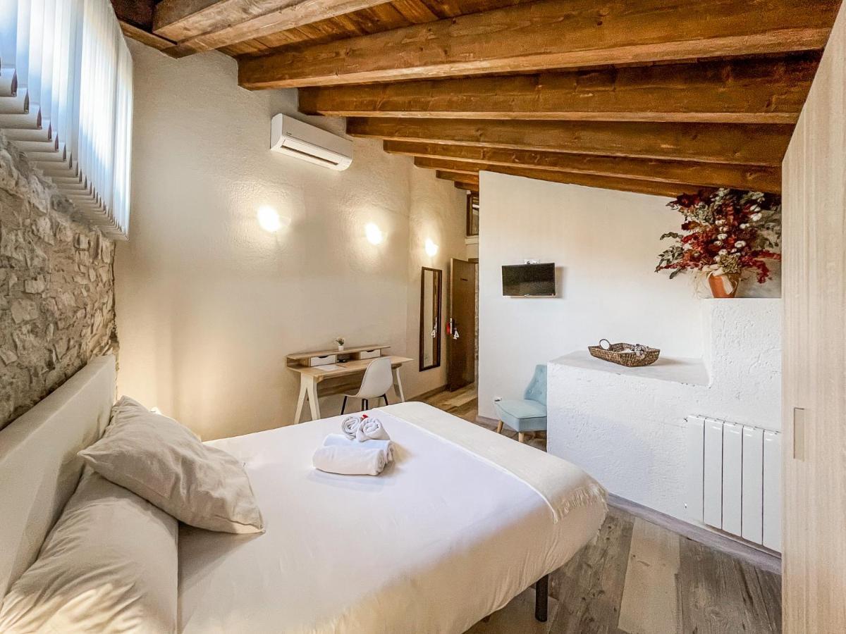 El Forn De Freixenet Con Servicios De Un Hotel Lleida Bagian luar foto