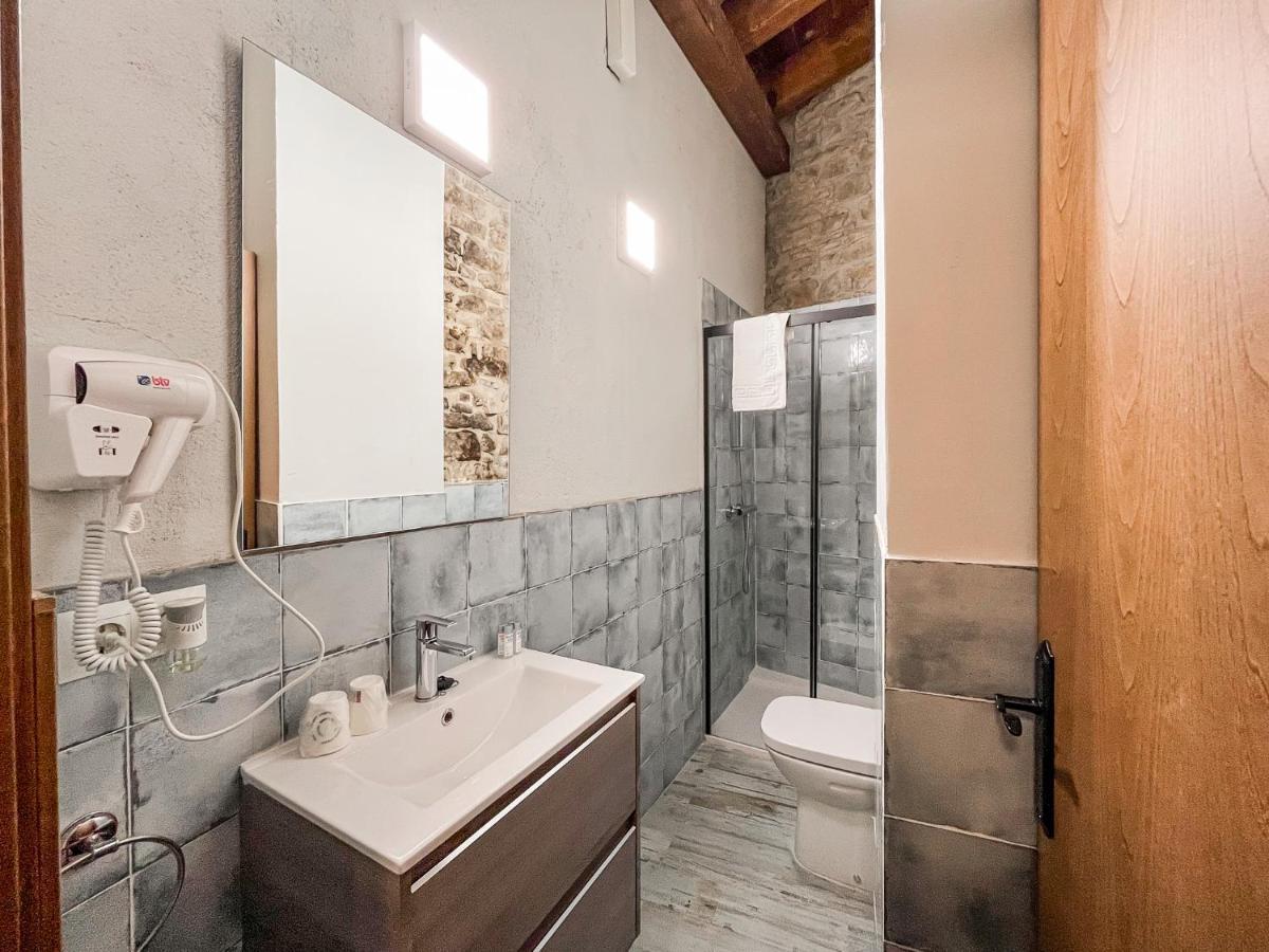 El Forn De Freixenet Con Servicios De Un Hotel Lleida Bagian luar foto